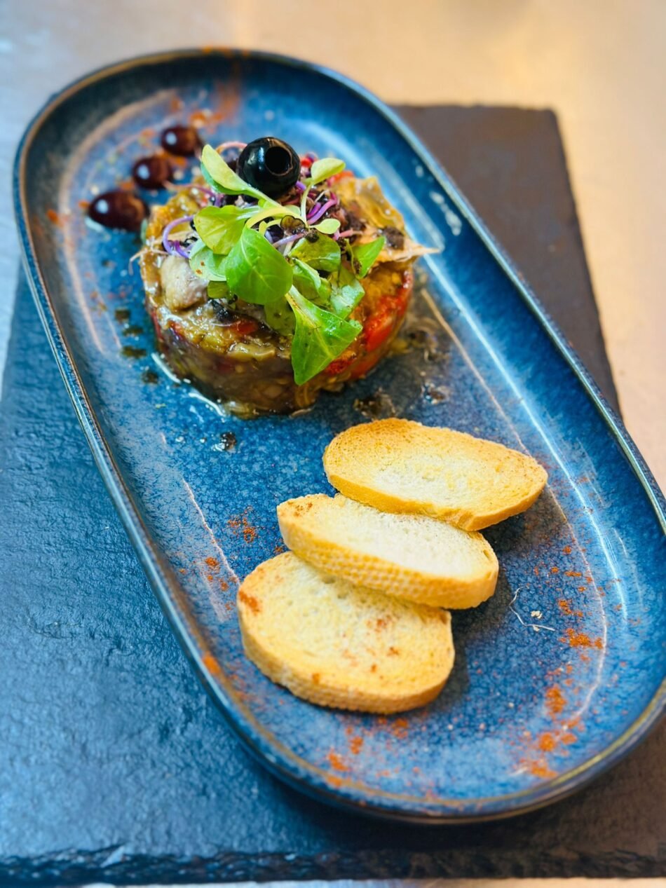 Tartar de escalivada con atún y anchoas